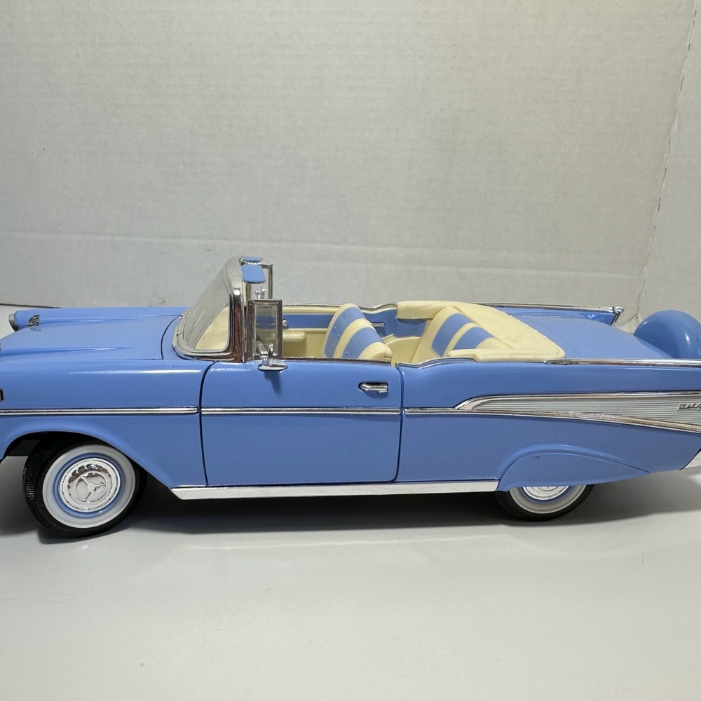 Road Signature 1957 Chevrolet Belair Diecast model Car